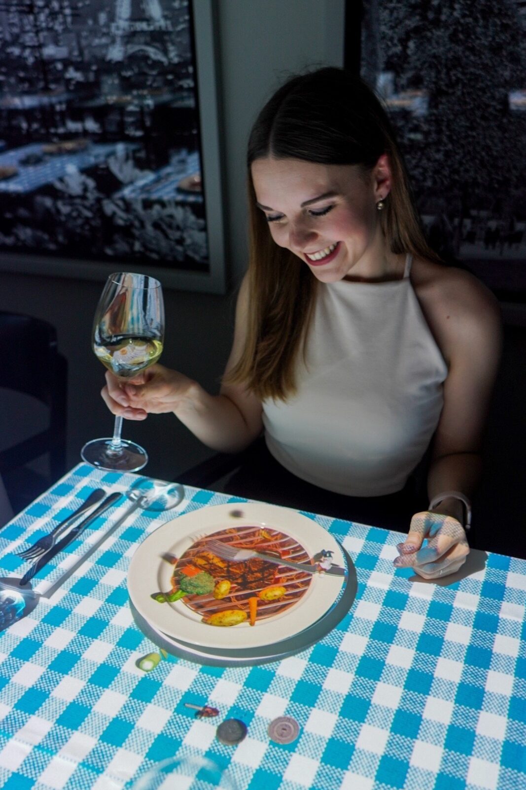 Gast beim Le Petit Chef Dinner-Erlebnis