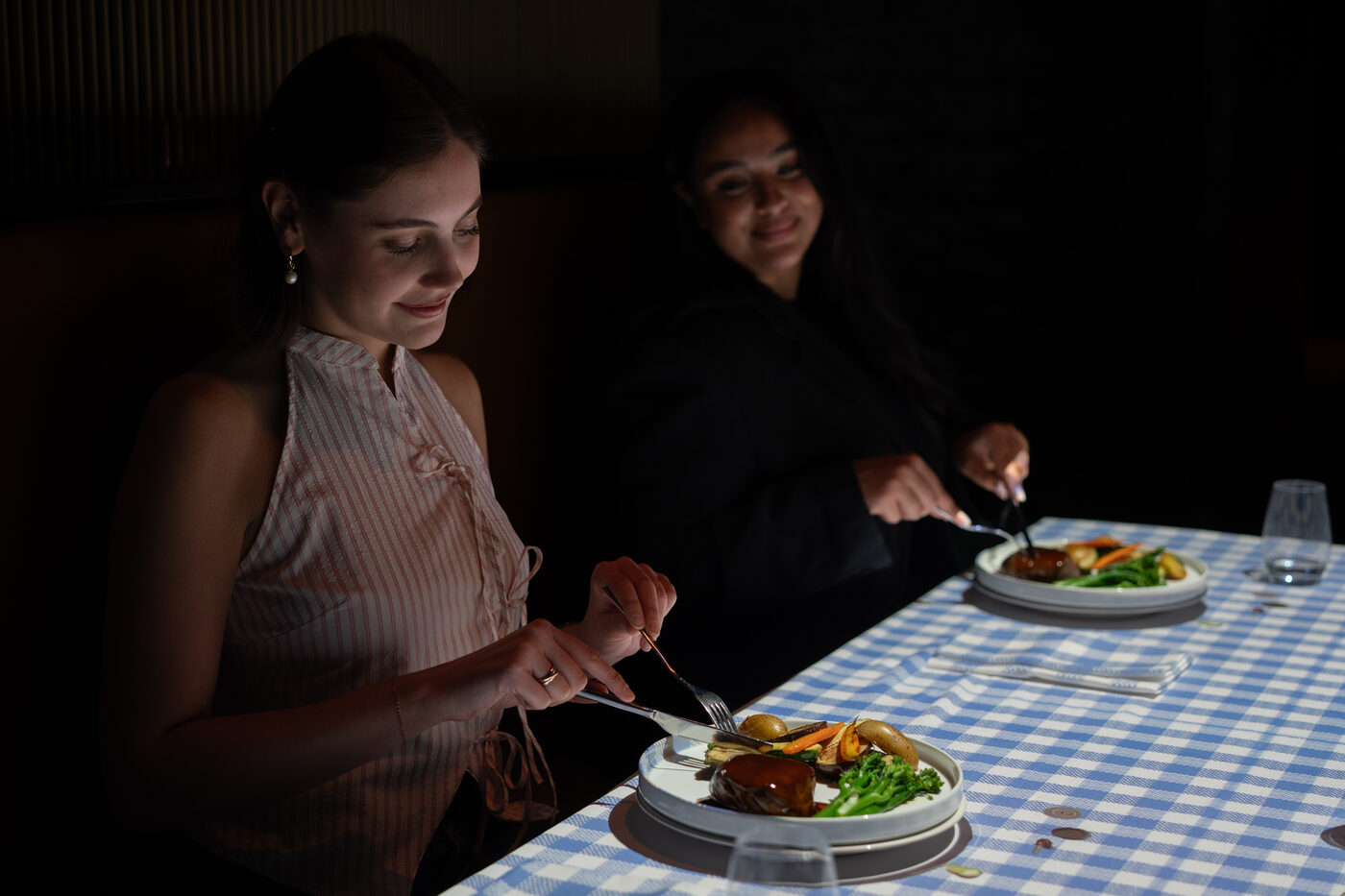 Zwei Gäste beim Dinner mit Picknick-Tischprojektion