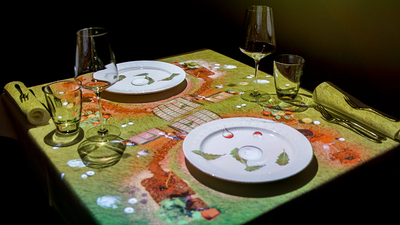 Gedeckter Tisch mit 3D-Gartenprojektion