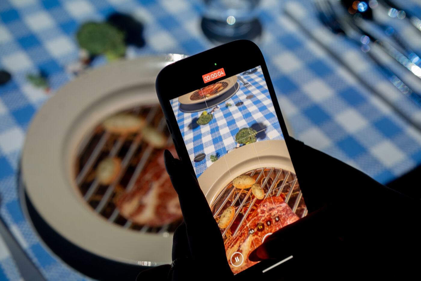Gast filmt die 3D-Tischprojektion mit dem Smartphone
